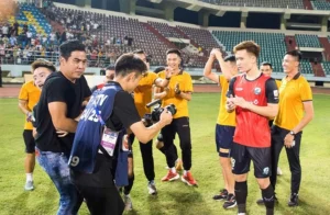 Ninh Bình Thăng Hạng Sớm: HLV Việt Thắng Tri ân Cầu Thủ và Người Hâm Mộ