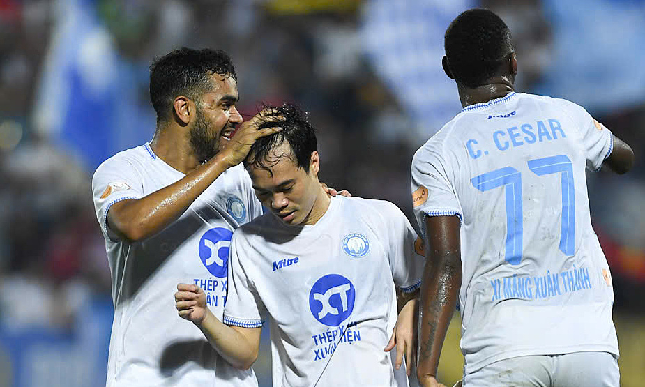 Nam Định đại thắng HAGL 6-1, tiến gần chức vô địch V-League
