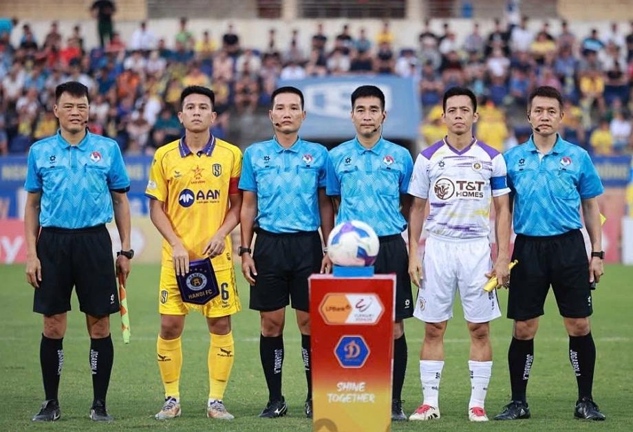 Trọng Tài Sai Lầm Ở V-League Bị Đình Chỉ Nhiệm Vụ